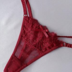 String Rouge en dentelle